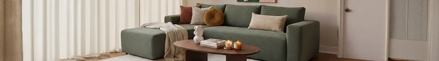 Makeover eines Wohnzimmers mit Sofa, Couchtisch und Teppich